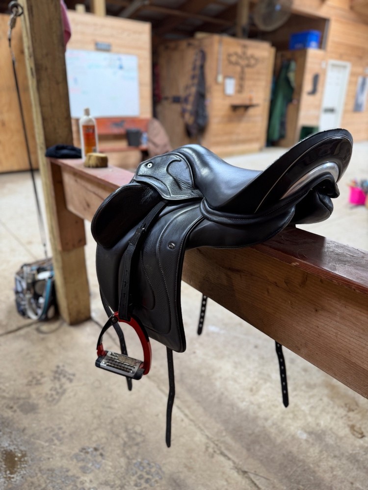 WOW dressage saddle