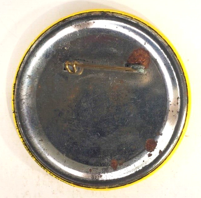 Vintage 1976 Superman Flying Button Pinback DC Comics