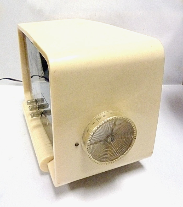RARE Vintage Truetone Model D2684A Tube Clock Radio 1956