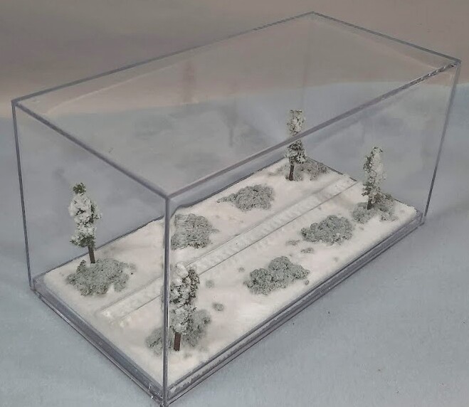 N SCALE 8" SINGLE TRACK DISPLAY CASE- "WINTER SCENE" FOR ANY N SCALE TRAIN
