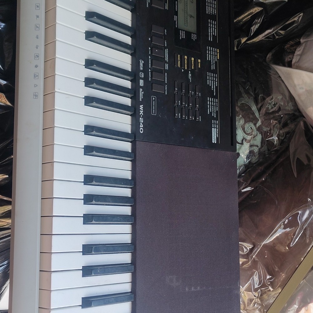 Casio WK-240 76-Key Electronic Keyboard Built-in Speaker LCD Display