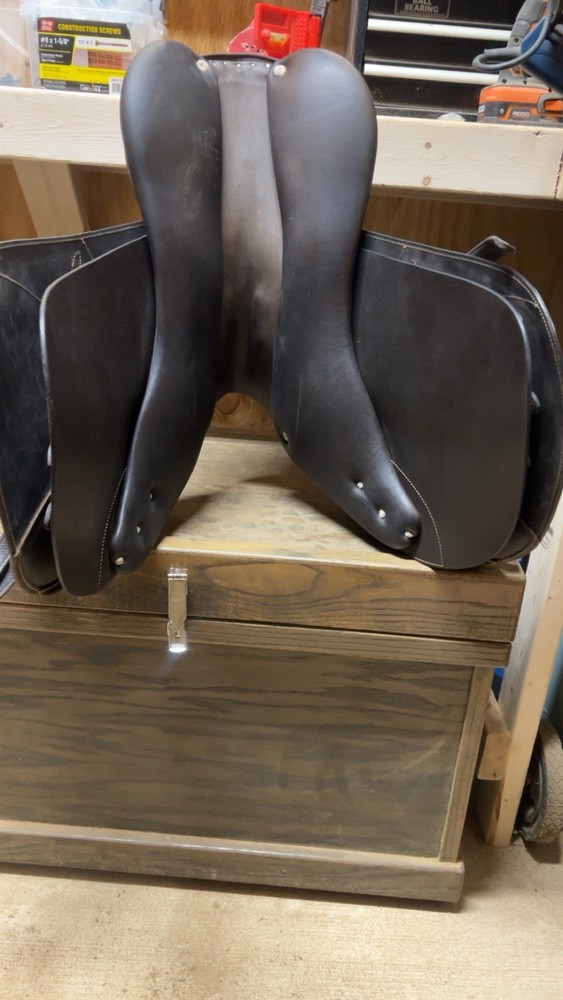 19in Memor x Close Contact Jumping Saddle