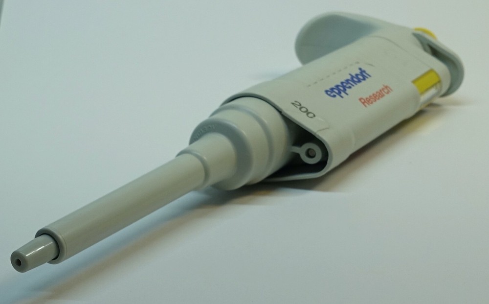 Eppendorf Research 200 Variable Pipette 20-200uL; Clean & Accurate