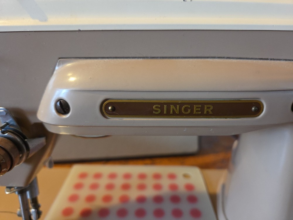 Vintage Singer Sewing Machine w/Case Foot Peddle