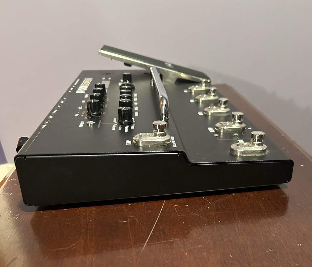 LINE 6 POD HD300 Guitar MULTI-EFFECTS Processor Case Tested Excellent Condition