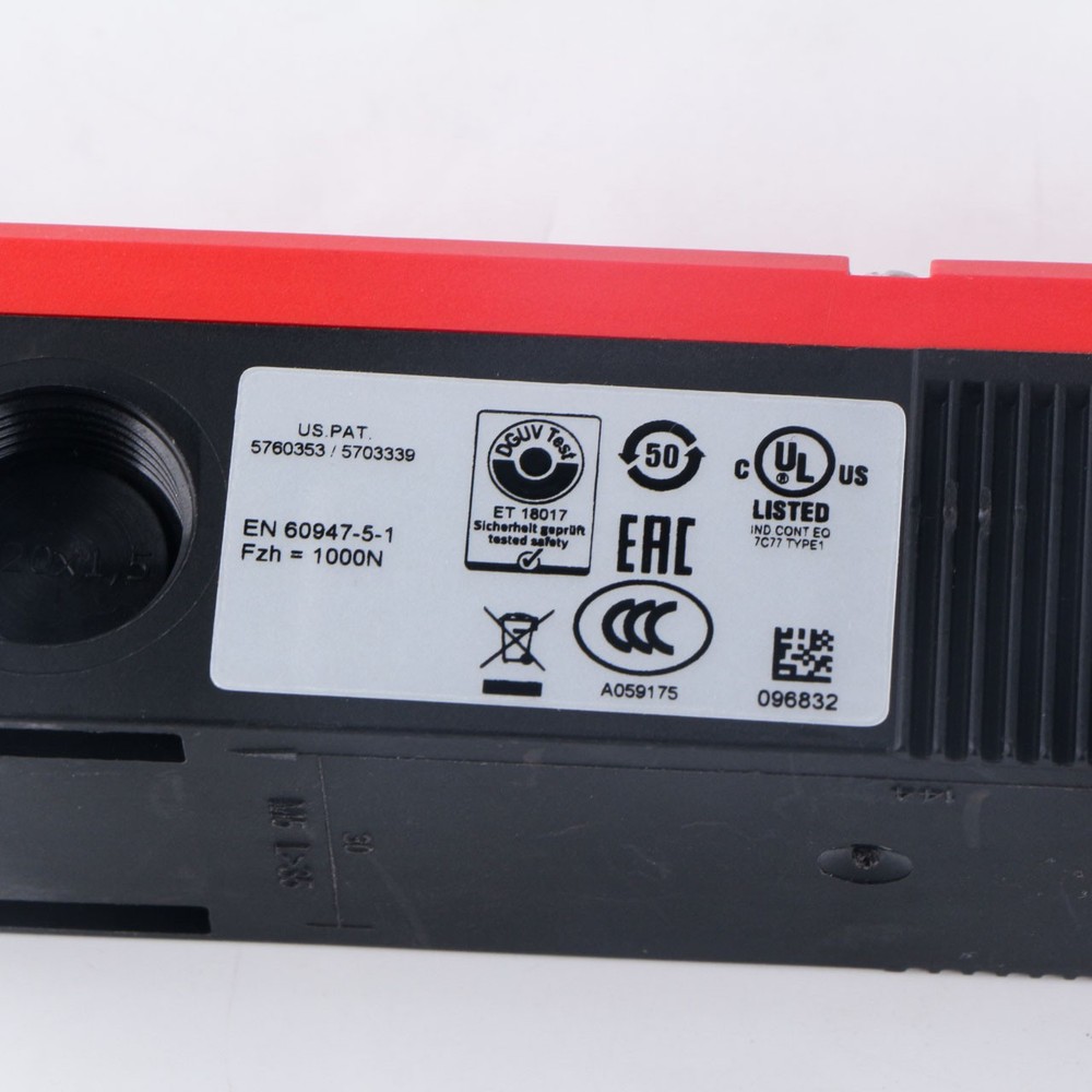 1PCS NEW Euchner TP3-2131A024M 084142 Safety Switch