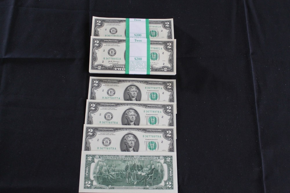 UNCIRCULATED TWO DOLLAR BILL SEQUENTIAL ORDER CRISP $2 NOTES PROTECTIVE SLEEVE