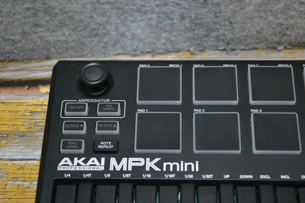 Akai Professional MPK Mini 25-Key USB MIDI Keyboard Controller Black Pads Knobs