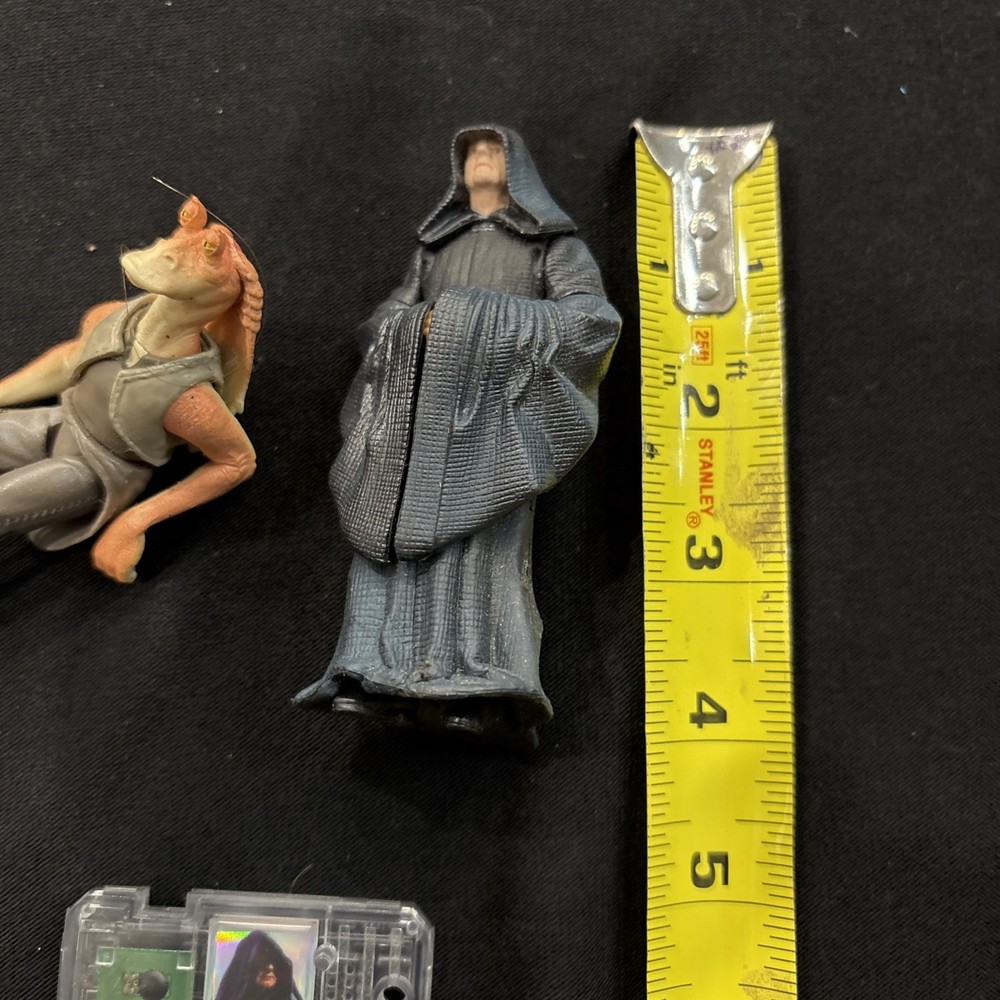 6 Star Wars Figurines & 3 CommTech Chips