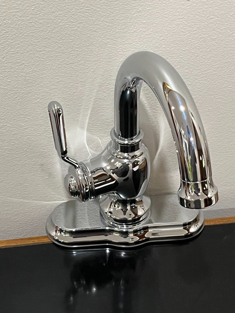 Single Handle Bathroom Faucet in Chrome Finish