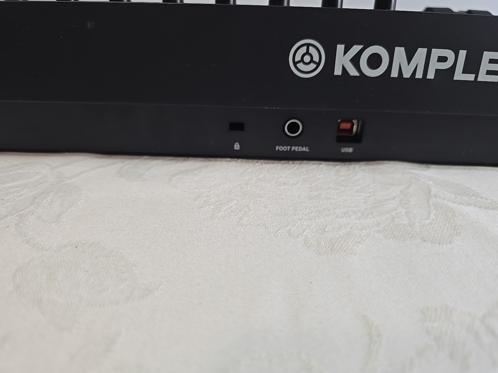 Native Instruments Komplete Kontrol A25 25-Key Keyboard Controller W Carring Bag