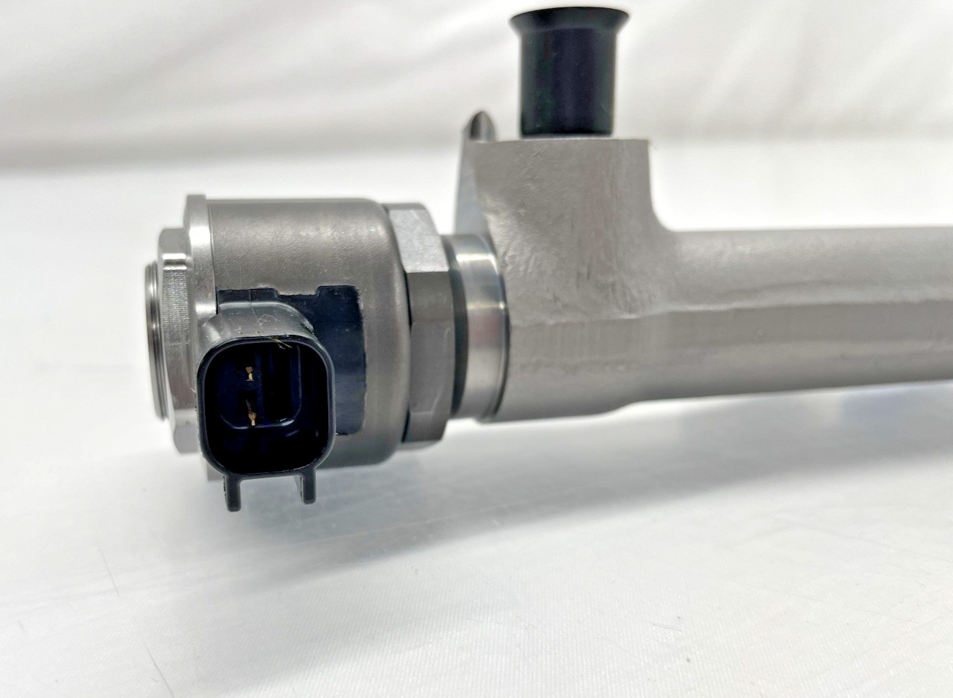 OEM 2017-2023 Chevy GMC 6.6L Duramax L5P Drivers Side LH Fuel Rail 12678991