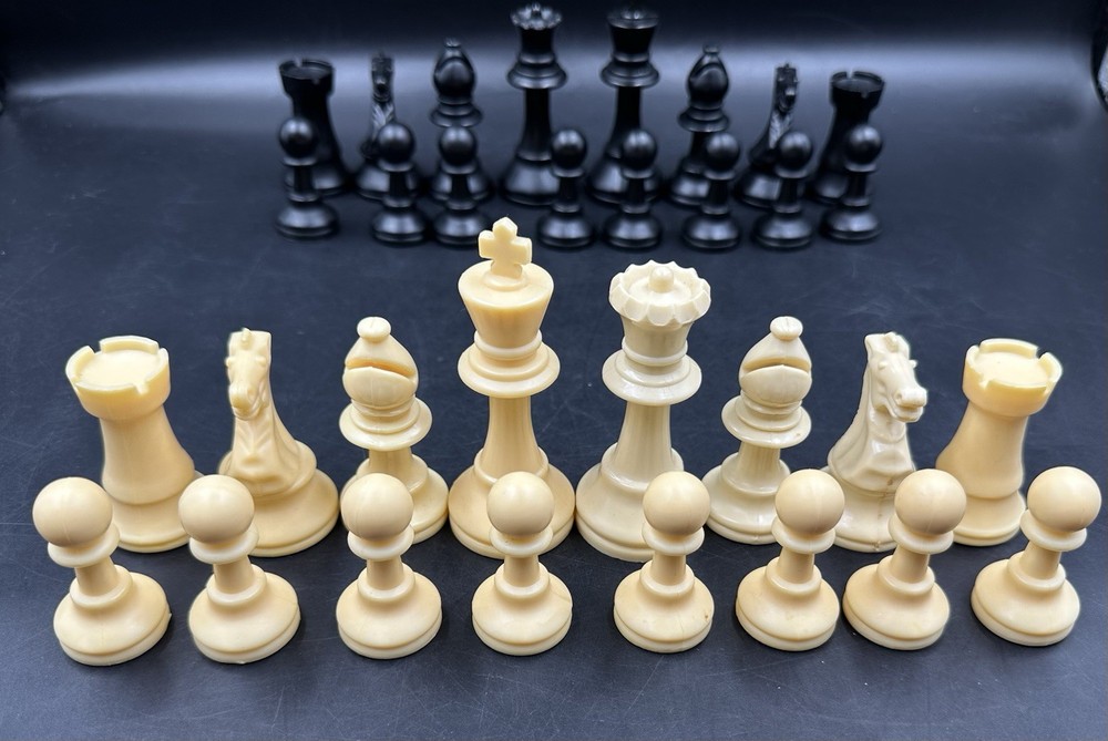 Vintage Chess Set Plastic 3.5" Kings