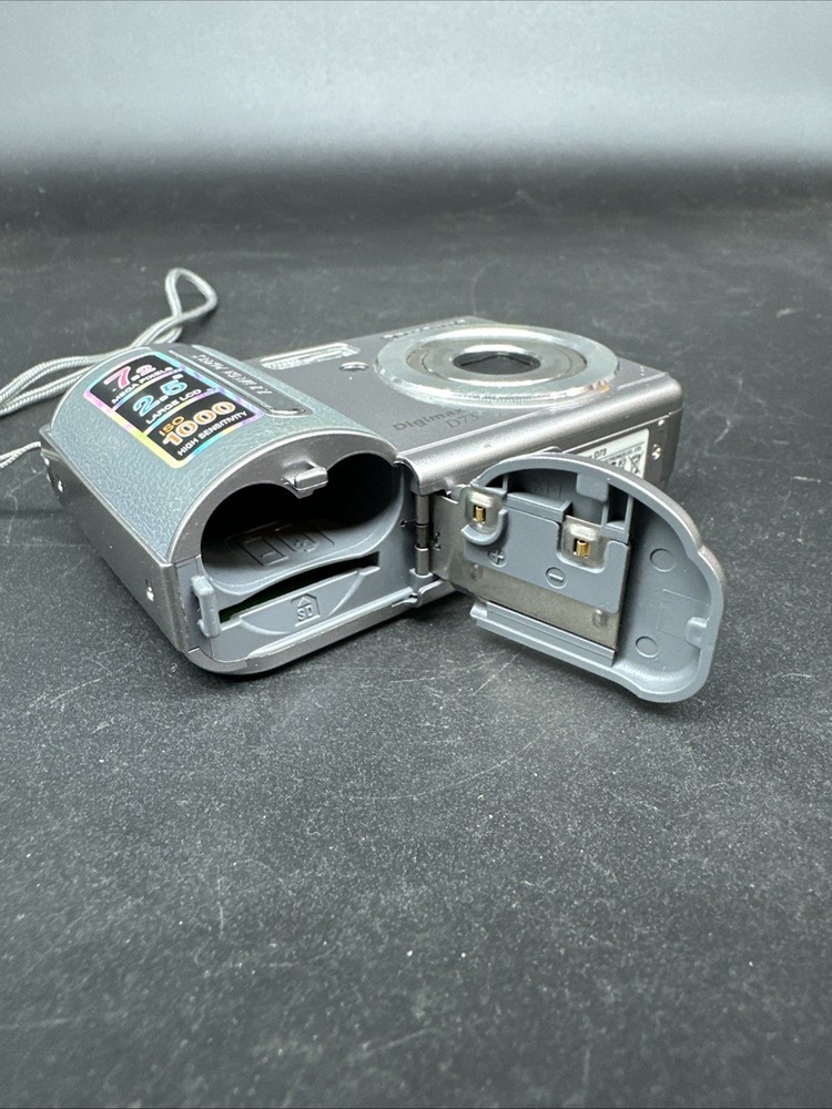 Samsung Digimax D73 7.2MP Digital Compact Camera, Silver - Tested