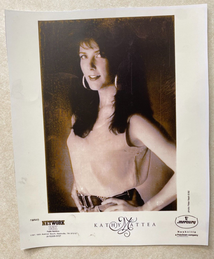 Kathy Mattea unsigned Studio 8 x 10 photo card MBB60