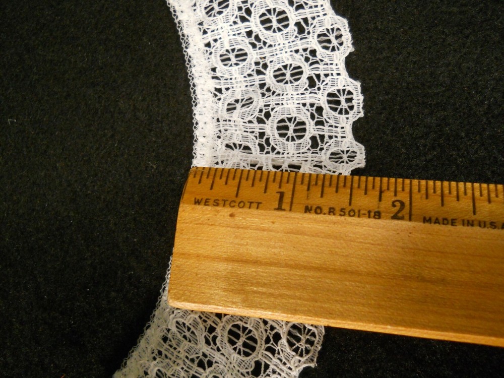 Wrights Ruffled/Gathered 1 1/2" Lace Trim - White circle pattern