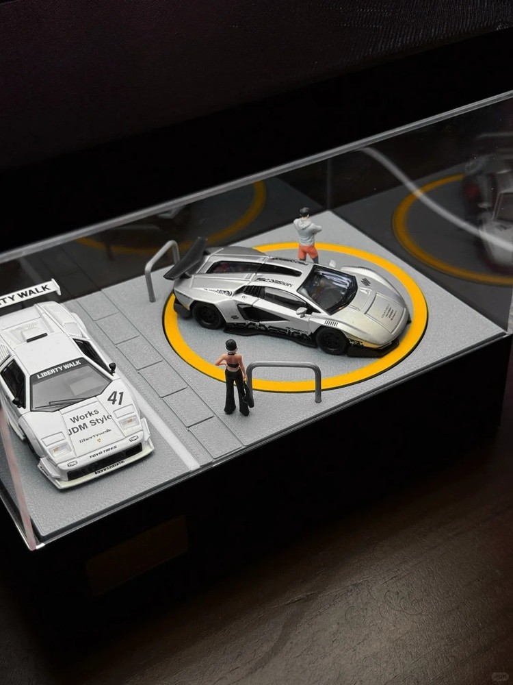 1:64 Scale Desktop Rotating Parking Diorama Display Model