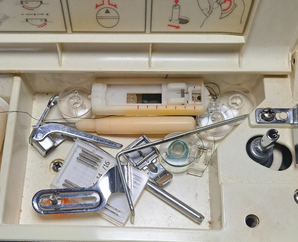 WHITE MODEL 1599 Precision ZIG ZAG Blue Jeans Sewing Machine Vintage WORKING