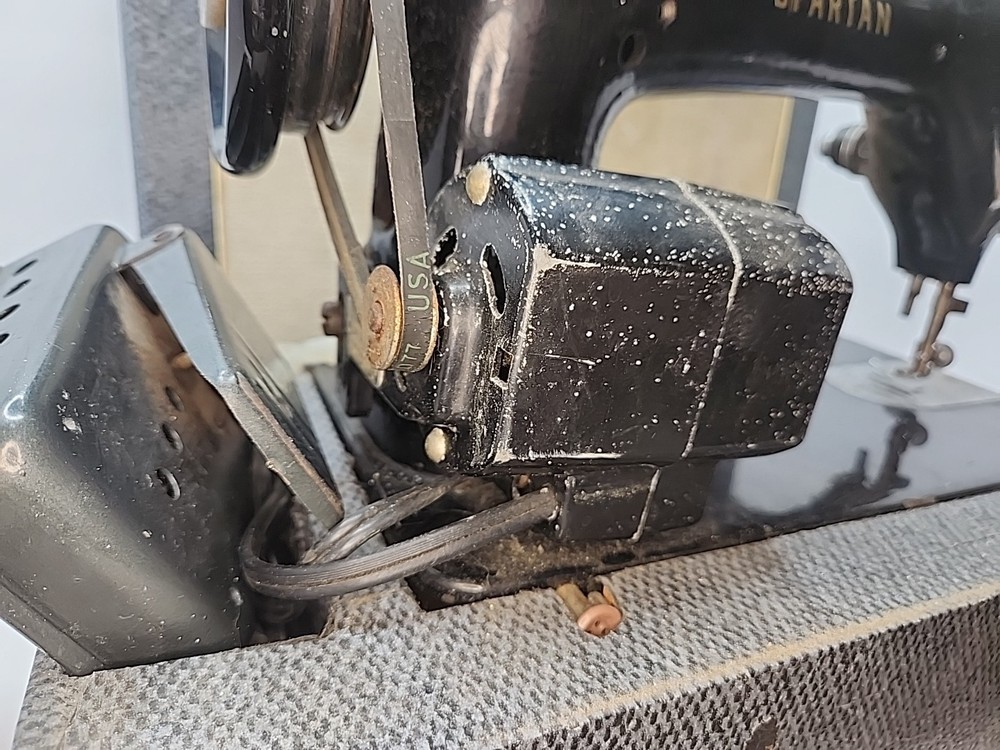Vtg Singer Spartan 192K Compact Sewing Machine & Case | Tested