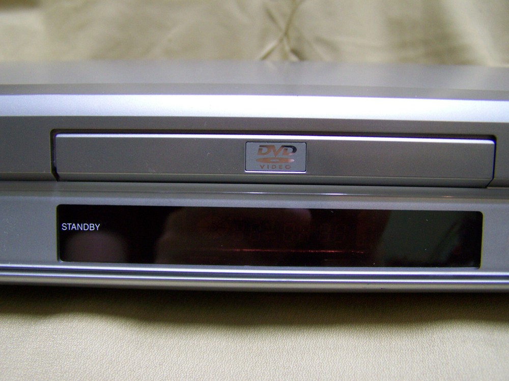 Sharp DV-740U Digital Video DVD Player