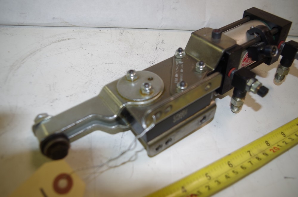 DESTACO PNEUMATIC HOLD DOWN CLAMP & BALLUFF SENSOR CODE: PC-302