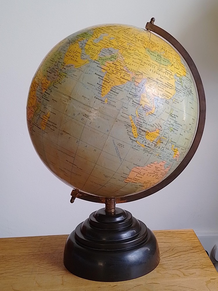 The 'Paramount' Globe, Geographia Circa 1950/60s 10" on Bakelite Base