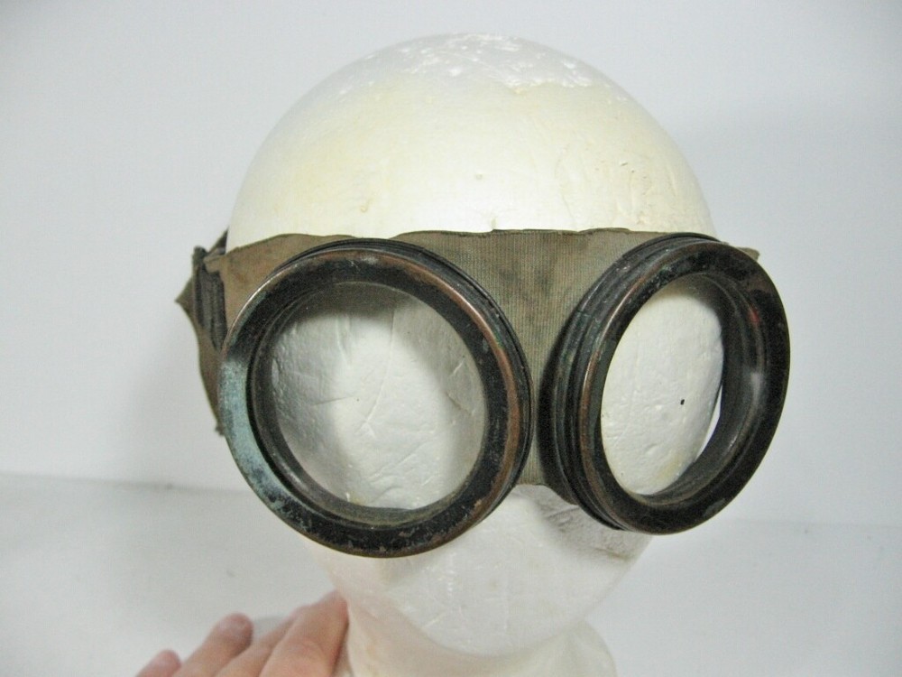 Authentic  WWII British Gas Goggles  (8M)