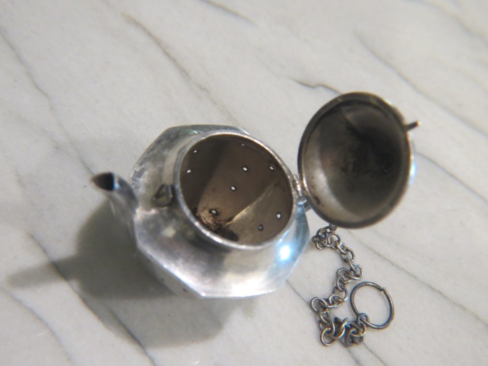 VINTAGE CHINESE EXPORT TEA BALL STRAINER POT