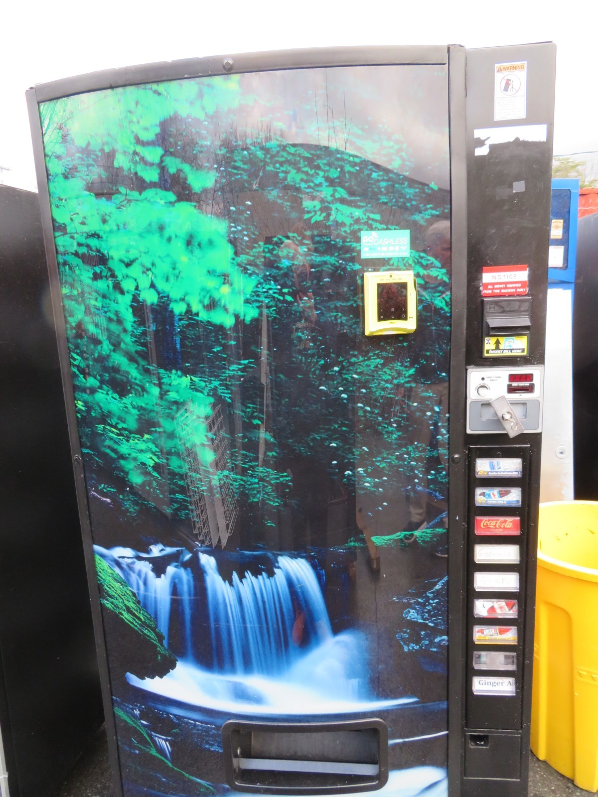 Dixie Narco Bottled/Canned Soda Machine - 501E - Credit Card Compatible