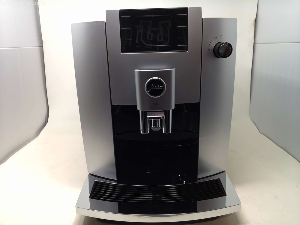 Jura E6 Superautomatic Espresso Machine (Platinum) - Used