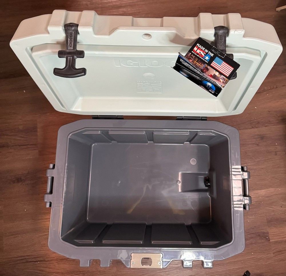 igloo overland 50qt ice chest cooler.