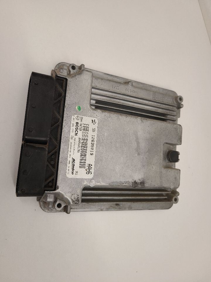 2010 - 2011 GMC ACADIA  Engine ECM Electronic Control Module Behind Fan Shroud