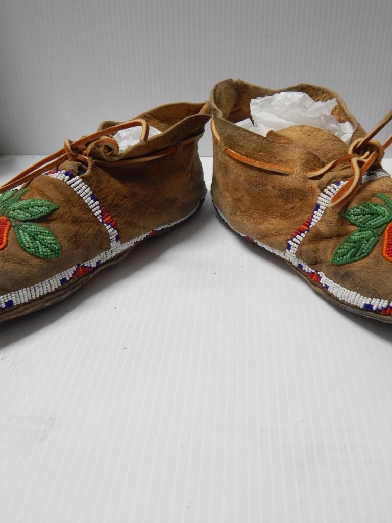 ANTIQUE c.1900-20s MONTANA CROW INDIAN FLORAL BEADED MOCCASINS - xlnt condition