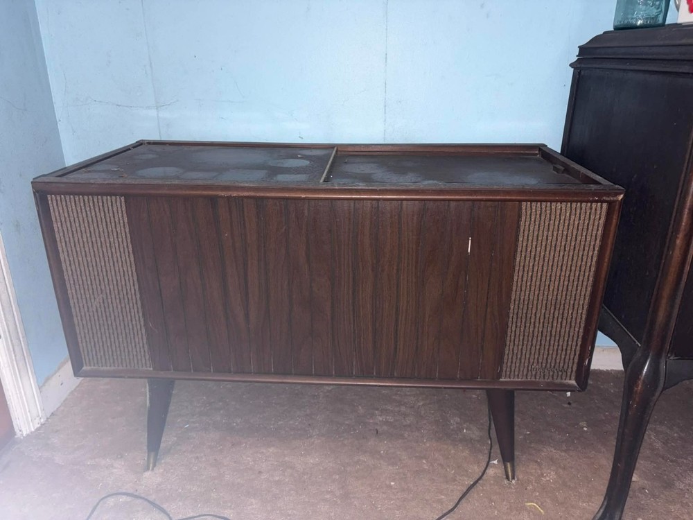 VINTAGE MAGNAVOX CONSOLE STEREO WITH RECORD PLAYER MICROMATIC SOLID STATE