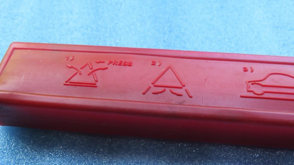 Ford Focus - Warning Triangle with Reflector / Warning Triangle + Case 27R033912