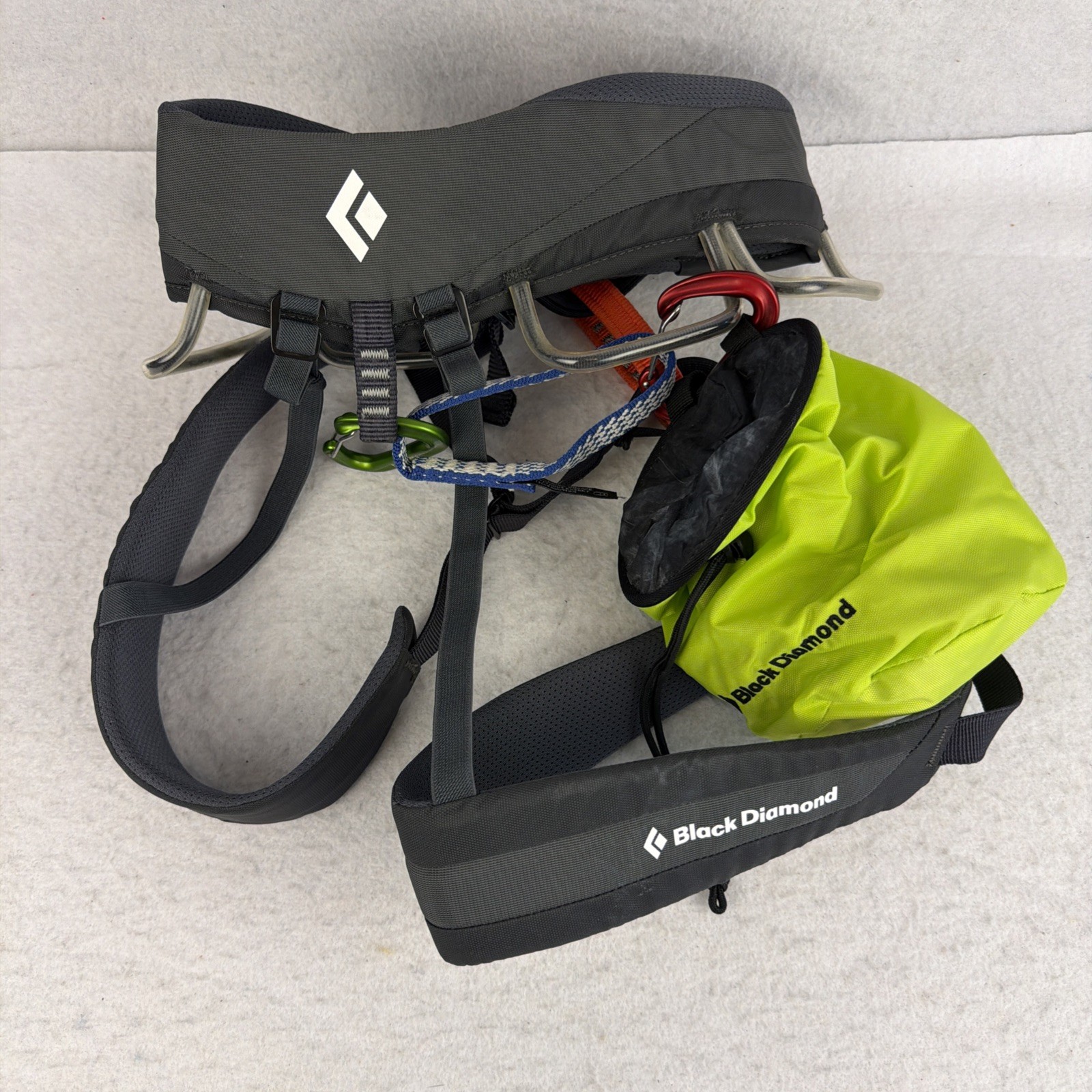 Black Diamond Momentum Harness With Chalk Bag Bundle / Men’s Med
