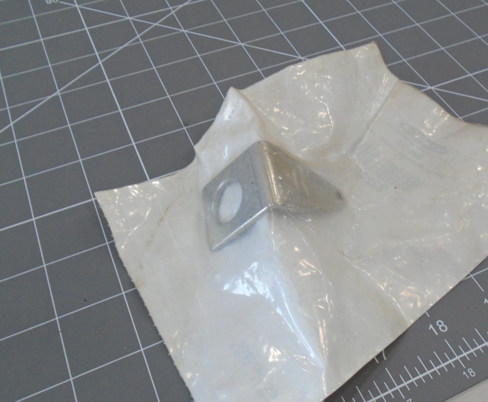 NEW Banner Engineering SMB18A Right Angle Sensor Mounting Bracket 33200