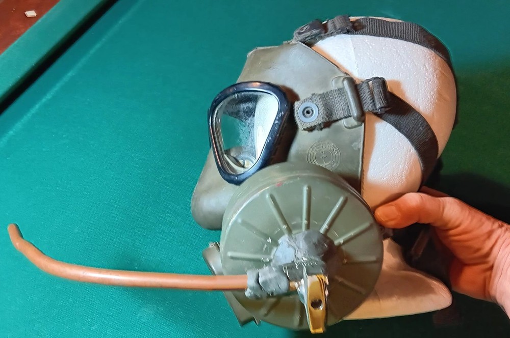 MILITARY GAS MASK WITH FILTER