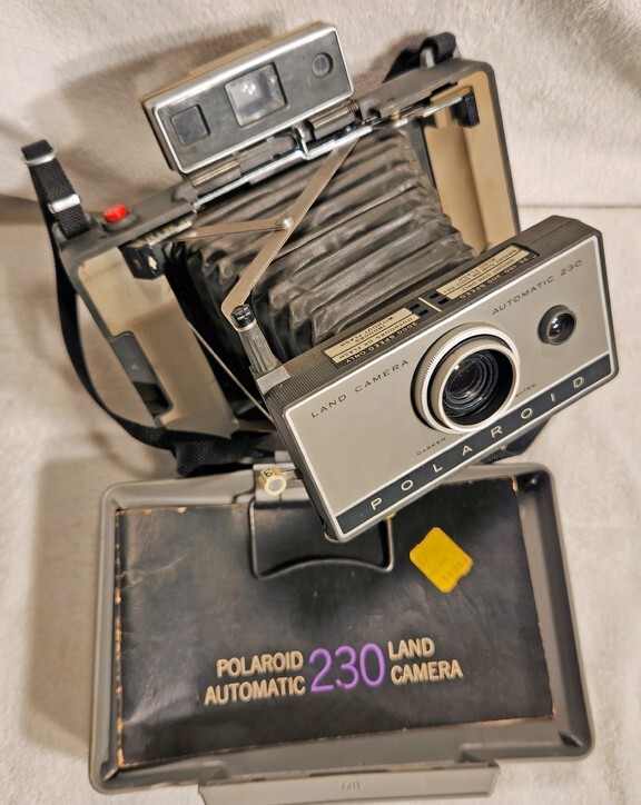 Polaroid Automatic 230 Land Camera Used