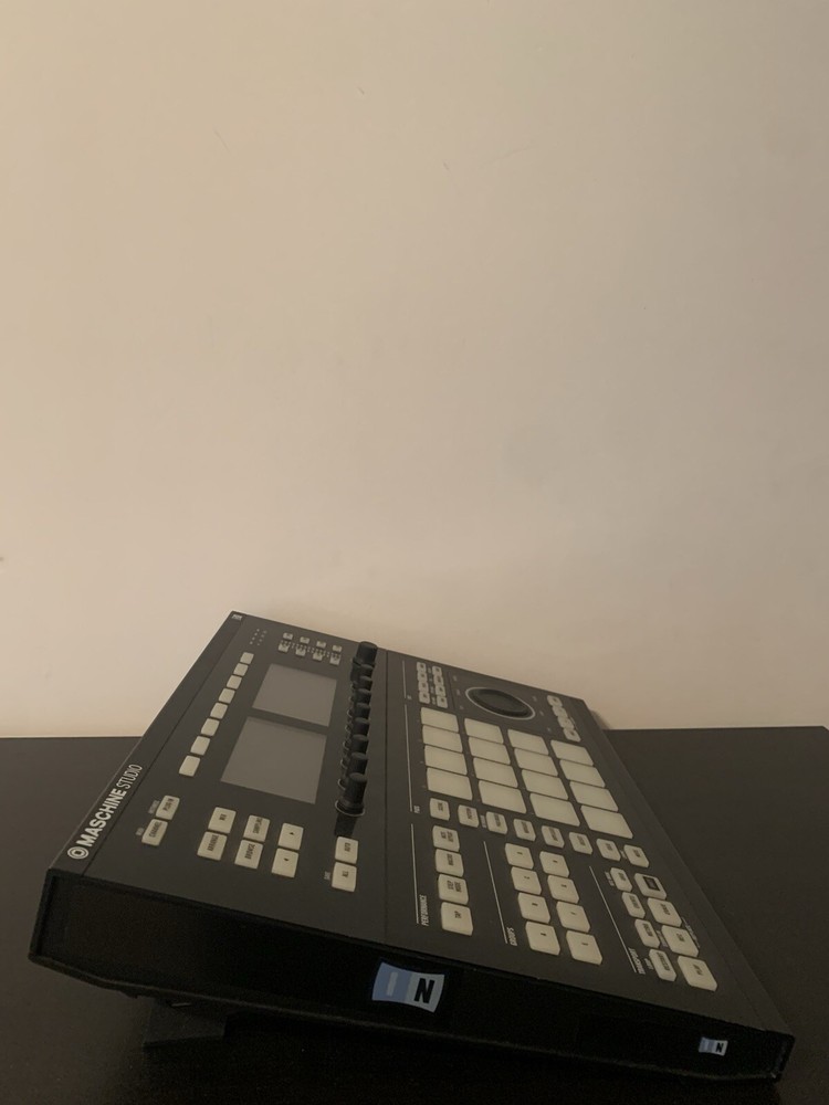 Native Instruments Maschine Studio - (PRE-OWNED)