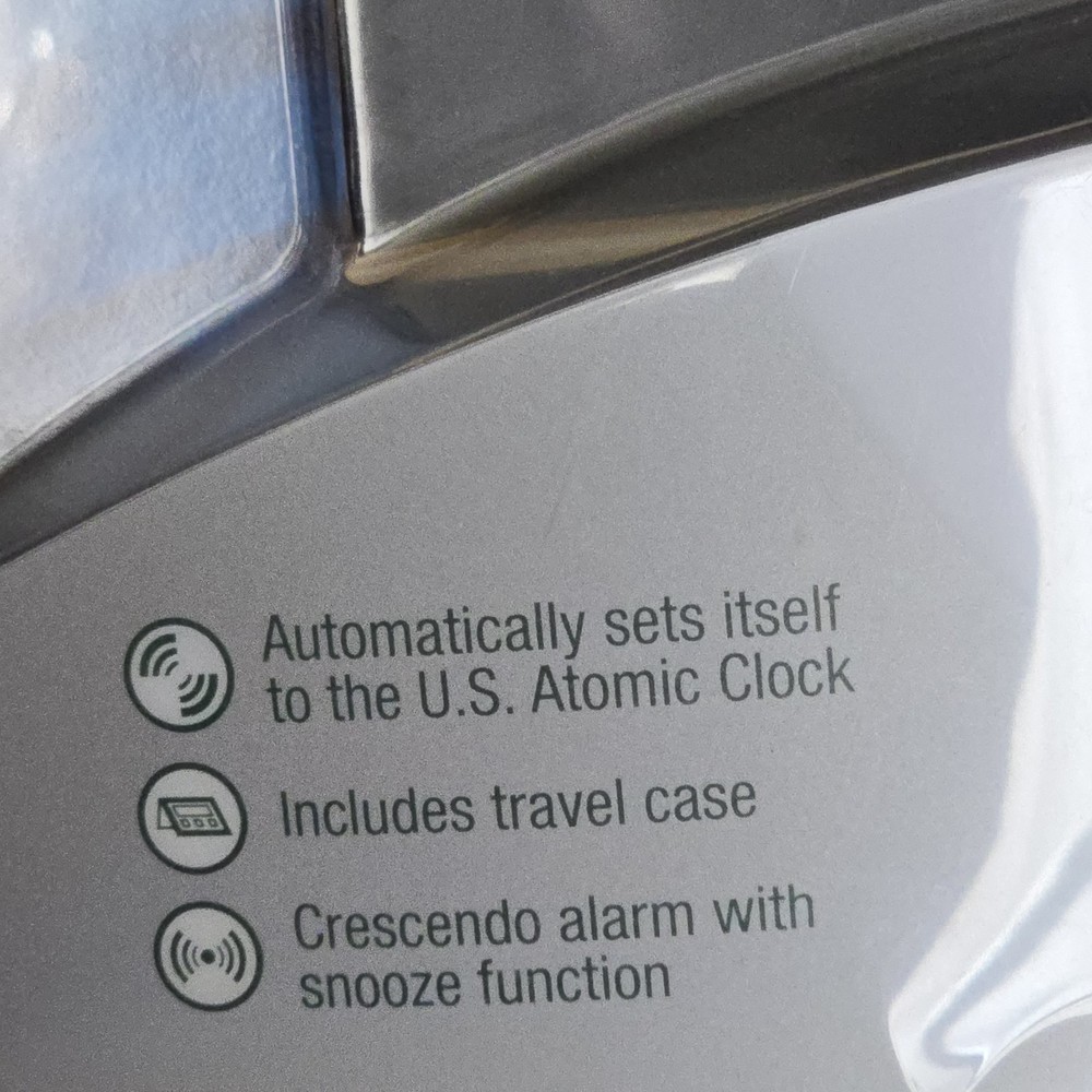 Oregon Scientific Self Setting Atomic Travel Clock With Case RM832A