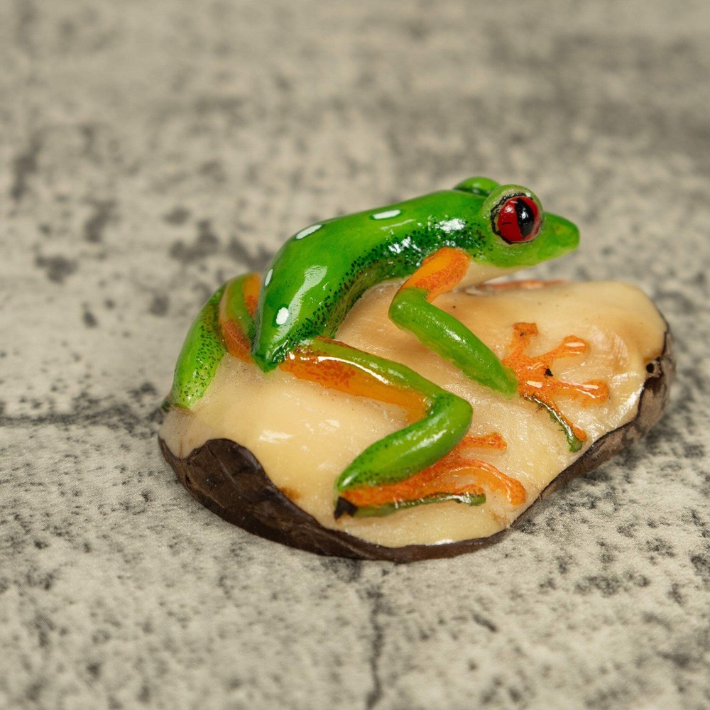 Red-Eye Tree Frog Tagua Carving