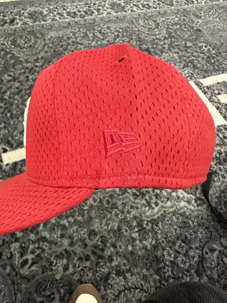 size 7 red mesh yankkes fitted hat