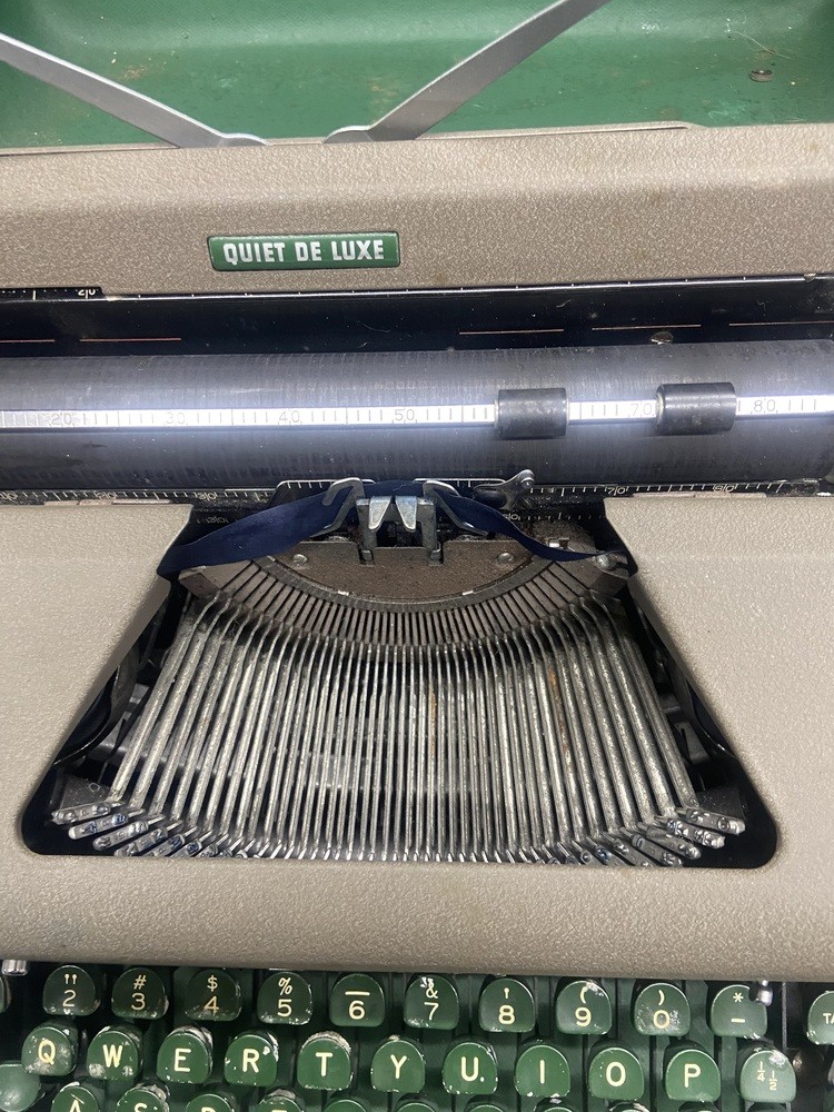 Royal Quiet de Luxe Portable Manual Typewriter with Case