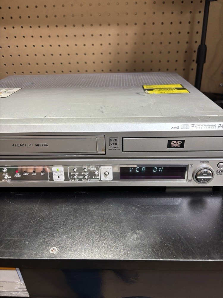RCA  HTS‑2500 DVD/VCR Combo DVD + VHS unit powers on untested