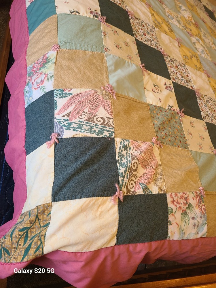 Patchwork Quilt w/Tied Construction Pink Bordered/Back, Floral,Solid Sq, Full