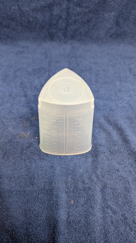 10 Medegen Polypropelene Triangular Graduated Measuring Container 32oz/1000cc