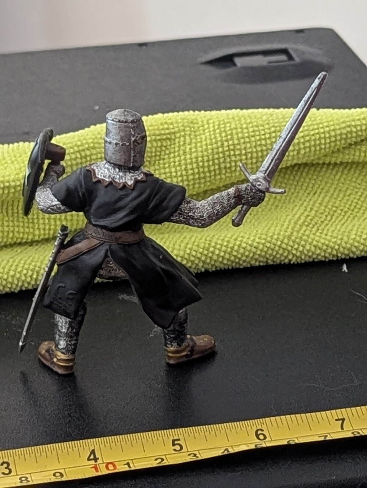 INTICING SCHLEICH WARRIOR MEDIEVAL W/ SHIELD & SWORD READY FOR BATTLE VG COLORS