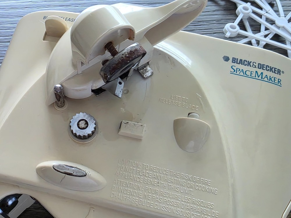 BLACK & DECKER SpaceMaker EC85 Can Opener with Mounting Hardware - Tested