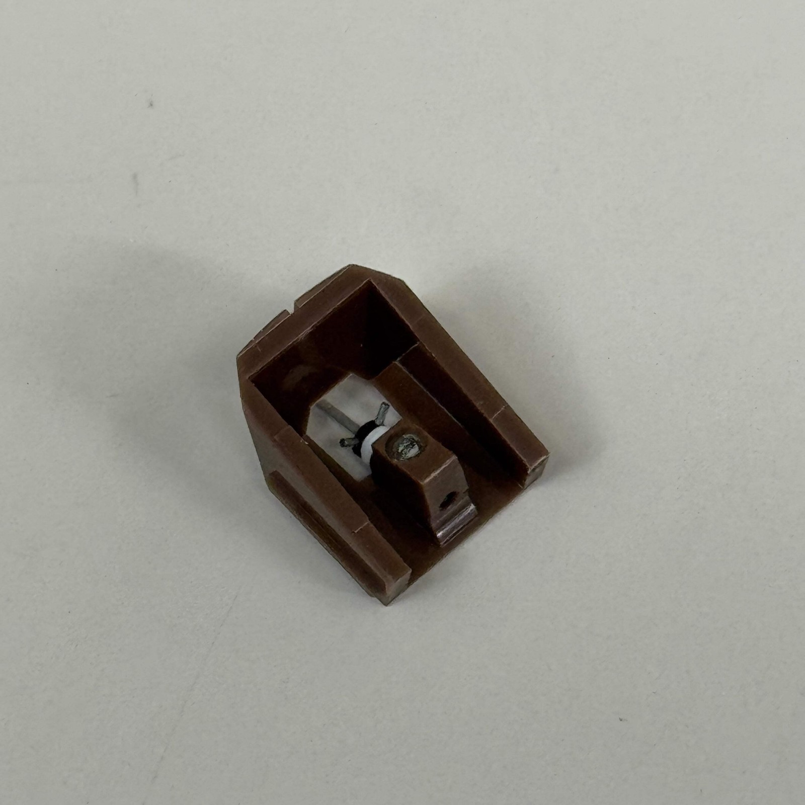 AUDIO-TECHNICA VMN 95 Shibata Replacement Stylus 2.7 x 0.26 mil Brown AT-VM95SH